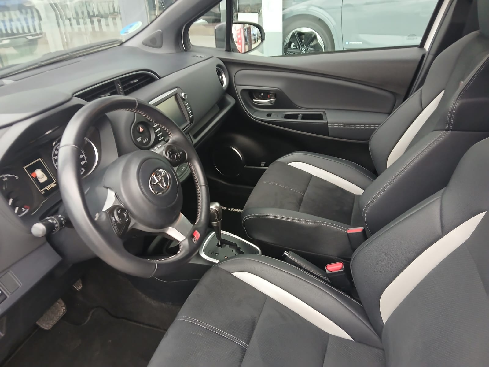 TOYOTA Yaris 100H 1.5 GR-Sport